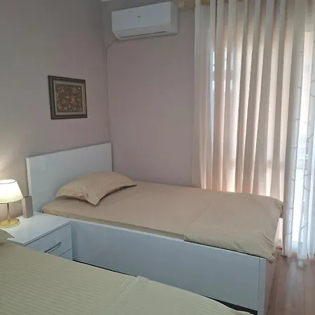 Ideal Location Near Blloku Apartman